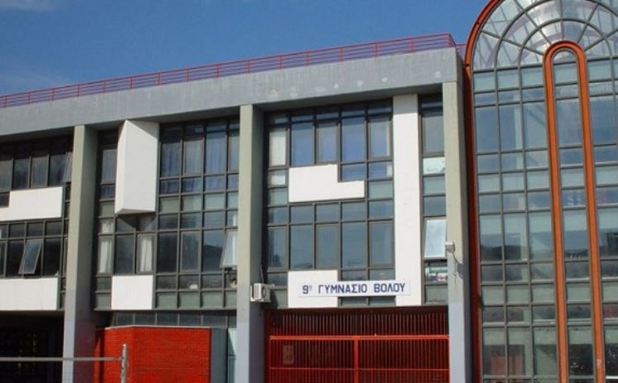 Βανδαλισμός σχολείων στον Βόλο – Έσπασαν πόρτες και τζάμια από τις αίθουσες και προσπάθησαν να βάλουν φωτιά