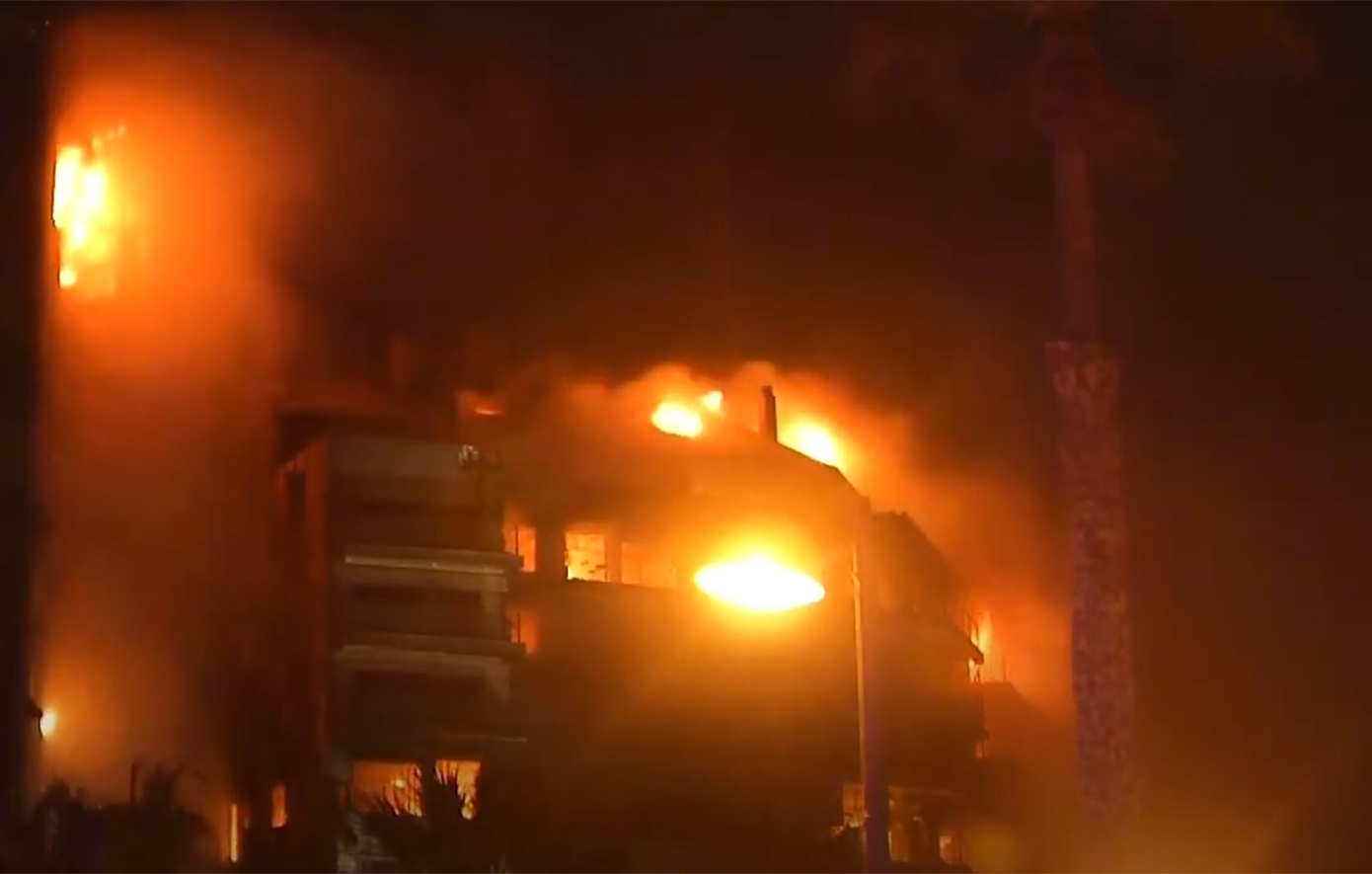 Νέα στοιχεία για την τραγωδία στην Ισπανία: 4 νεκροί και 19 αγνοούμενοι στη φωτιά του κτιρίου που κάηκε «σαν να ήταν από άχυρο»