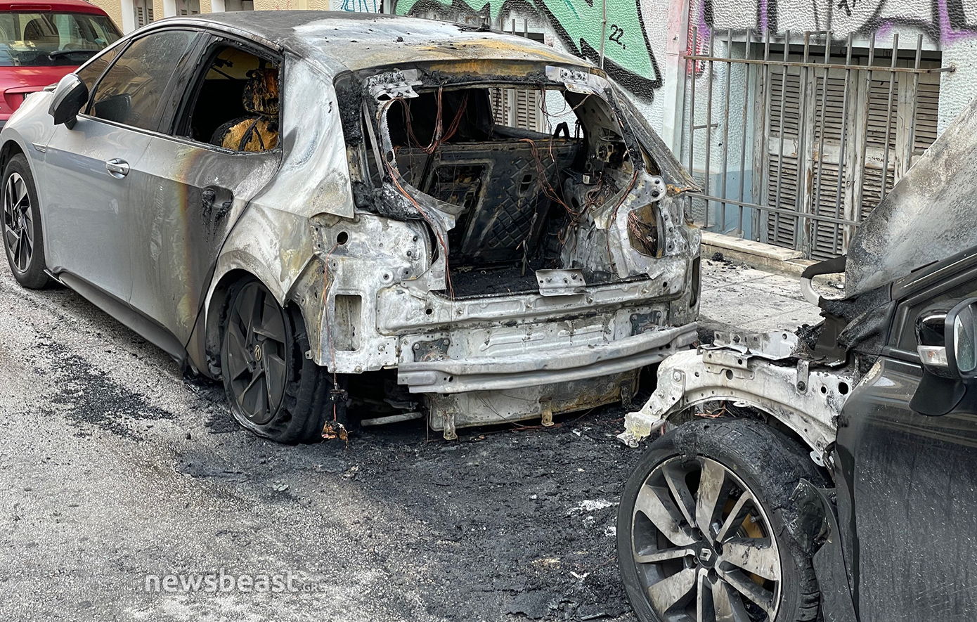 Συναγερμός από ταυτόχρονες εμπρηστικές ενέργειες σε διαφορετικά σημεία στα Εξάρχεια – Δύο συλλήψεις στην Ιουλιανού