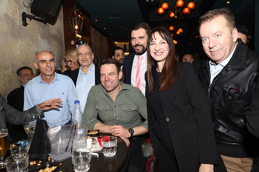 Ο Στέφανος Κασσελάκης βγήκε για ποτό σε μπαρ της Αθήνας με βουλευτές του ΣΥΡΙΖΑ