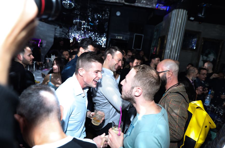 Στέφανος Κασσελάκης και Τάιλερ διασκέδασαν στο γκέι μπαρ Sodade – Φωτογραφίες από το «πάρτι» μετά το «ναι» στη Βουλή