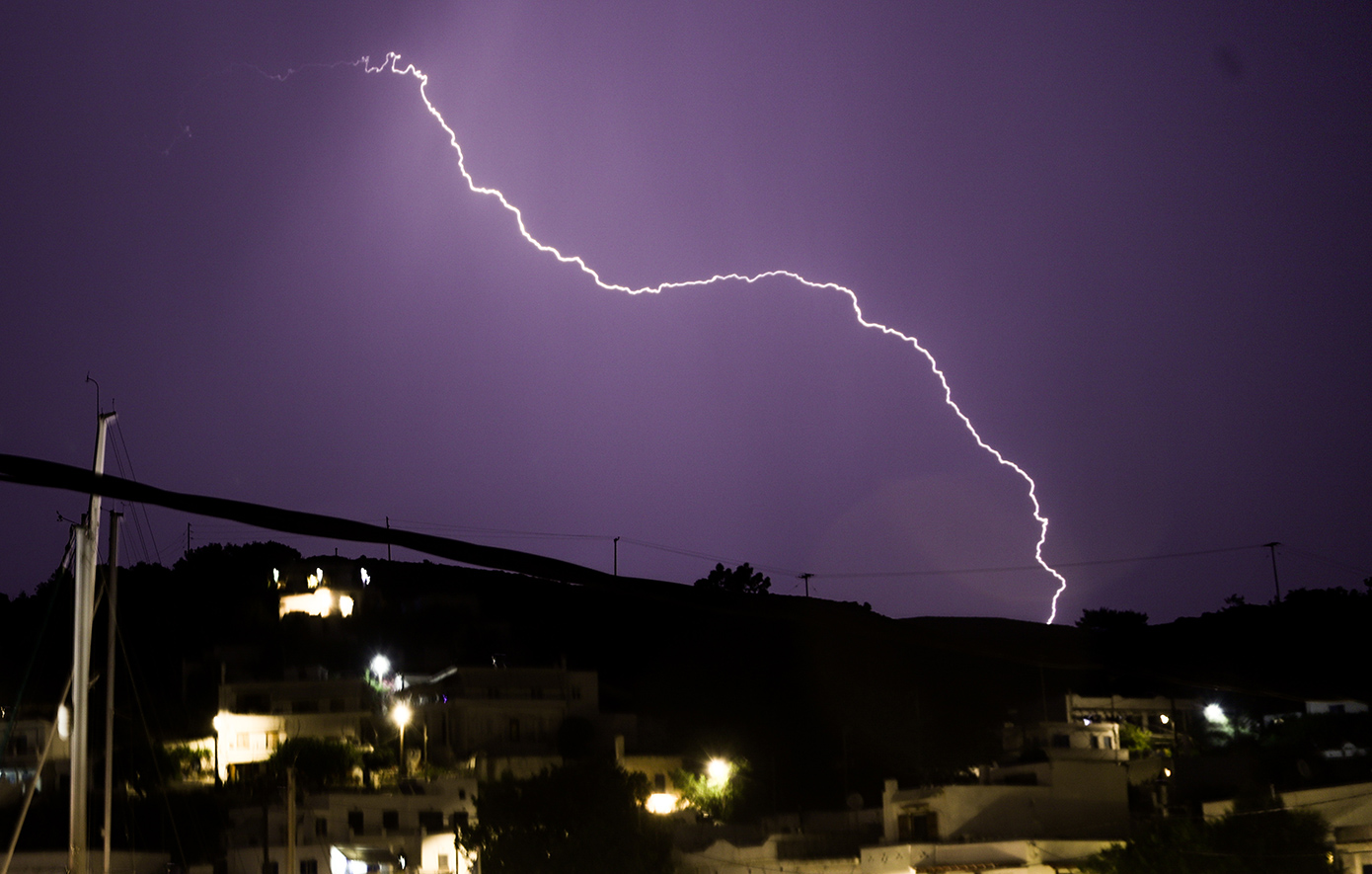 Η στιγμή που κεραυνός χτυπάει το Πάικο