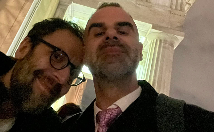 «Marry me!» – Η πρόταση γάμου του Αύγουστου Κορτώ στον σύντροφό του μετά την ψήφιση του νόμου για τα ομόφυλα ζευγάρια