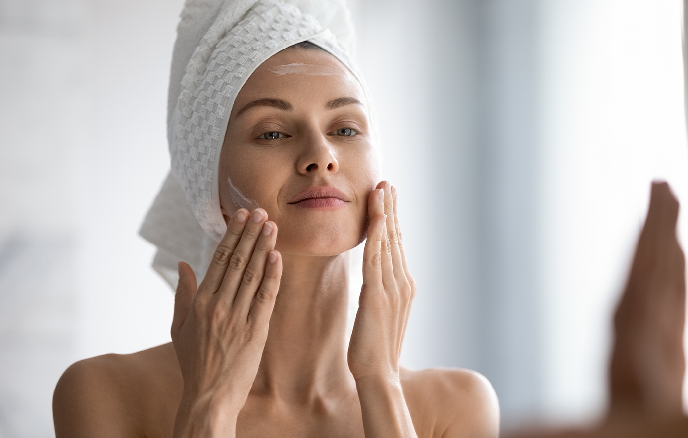 Γυναίκα βάζει κρέμα προσώπου