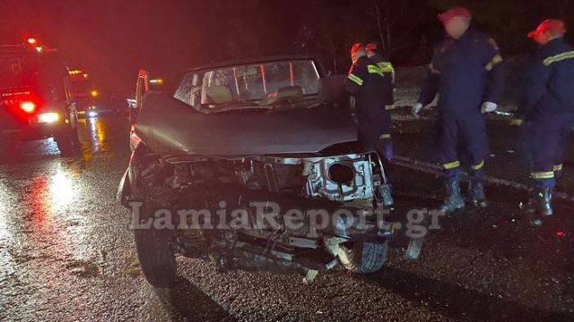 Σοβαρό τροχαίο με τρεις τραυματίες στον παράδρομο της Αταλάντης – Απεγκλωβίστηκαν τρεις επιβάτες