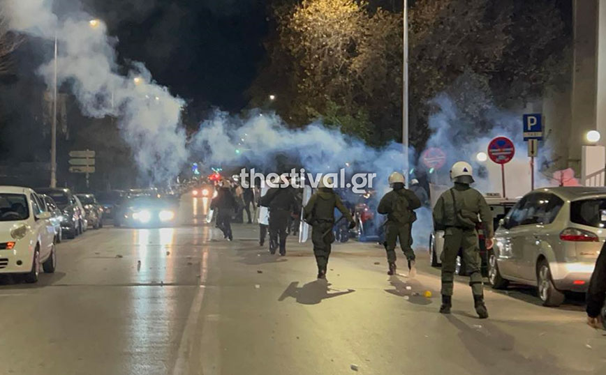 Επεισόδια έξω από το ΑΠΘ μεταξύ κουκουλοφόρων και ΜΑΤ