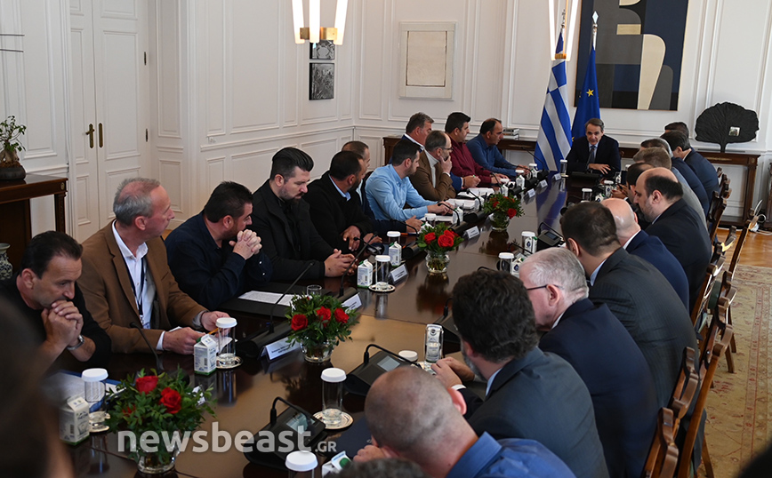 Στο Μέγαρο Μαξίμου η 15μελής αντιπροσωπεία των αγροτών, σε εξέλιξη η συνάντηση με τον Μητσοτάκη Στο Μέγαρο Μαξίμου η 15μελής αντιπροσωπεία των αγροτών, σε εξέλιξη η συνάντηση με τον Μητσοτάκη