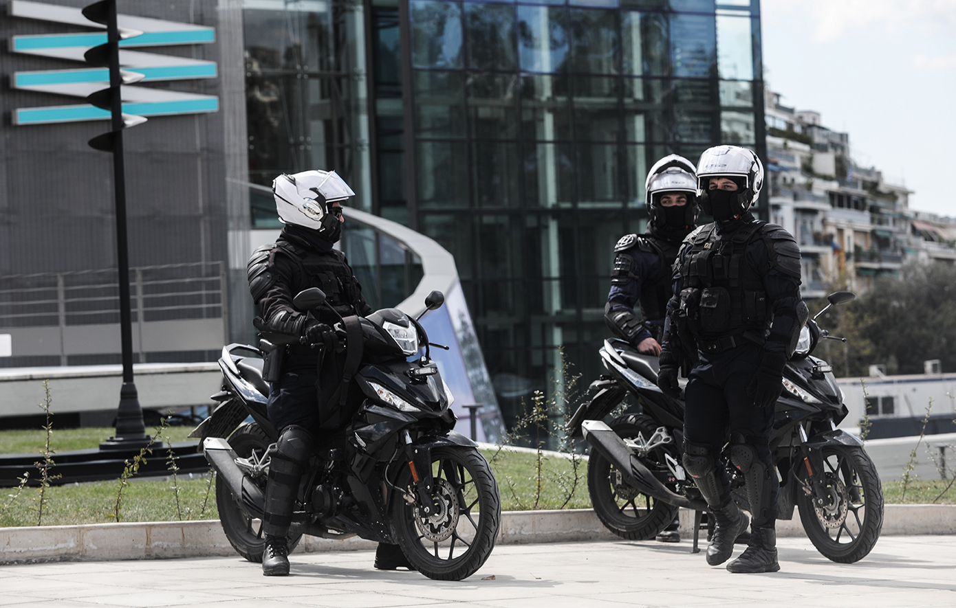 Τριάντα δύο συλλήψεις για επιθέσεις σε βάρος αστυνομικών, χθες το βράδυ, στην Πλατεία Βικτωρίας