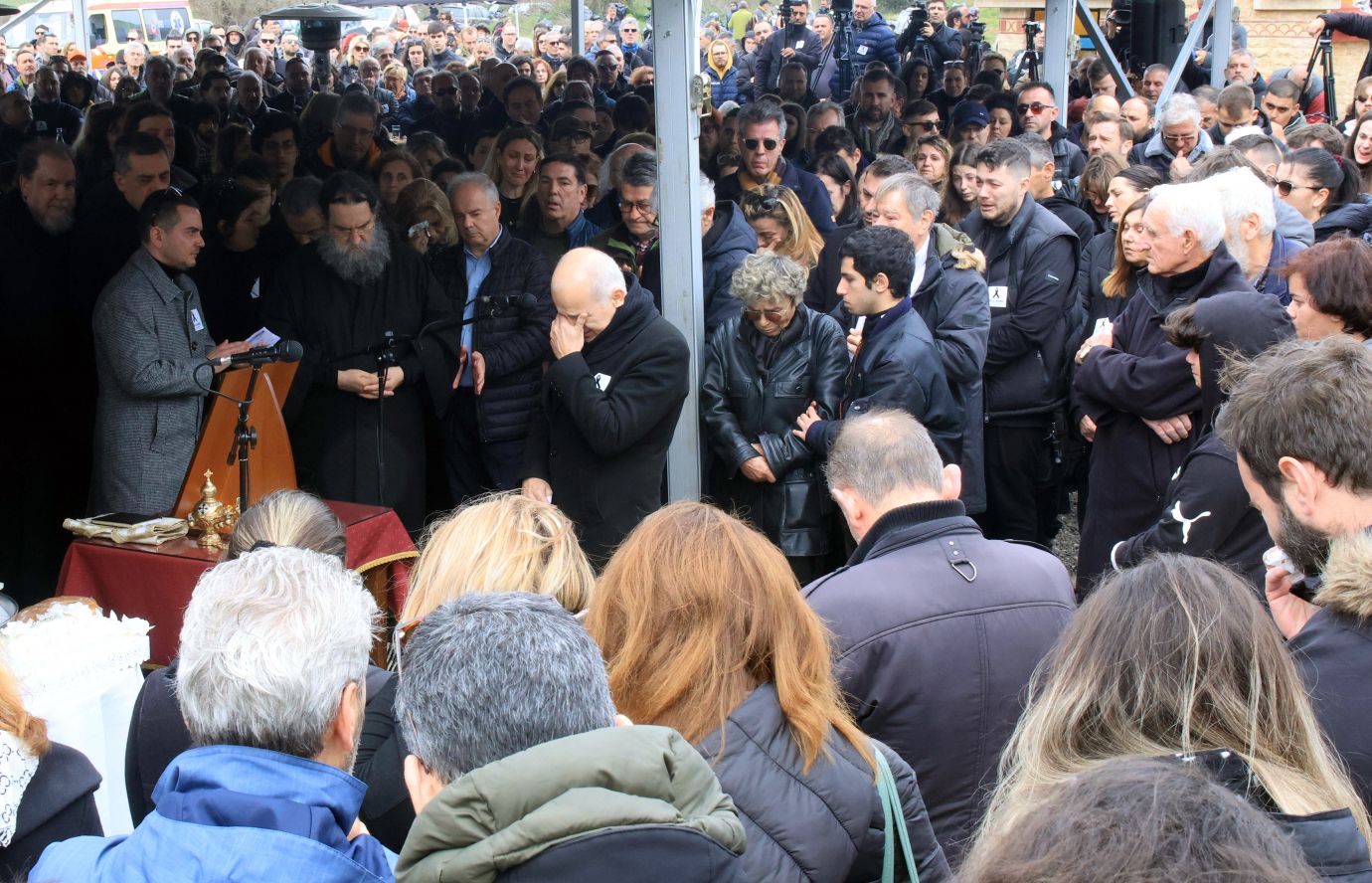 Ξέσπασε σε κλάματα ο ιερέας που διάβασε τα ονόματα των 57 θυμάτων στο μνημόσυνο για τα Τέμπη