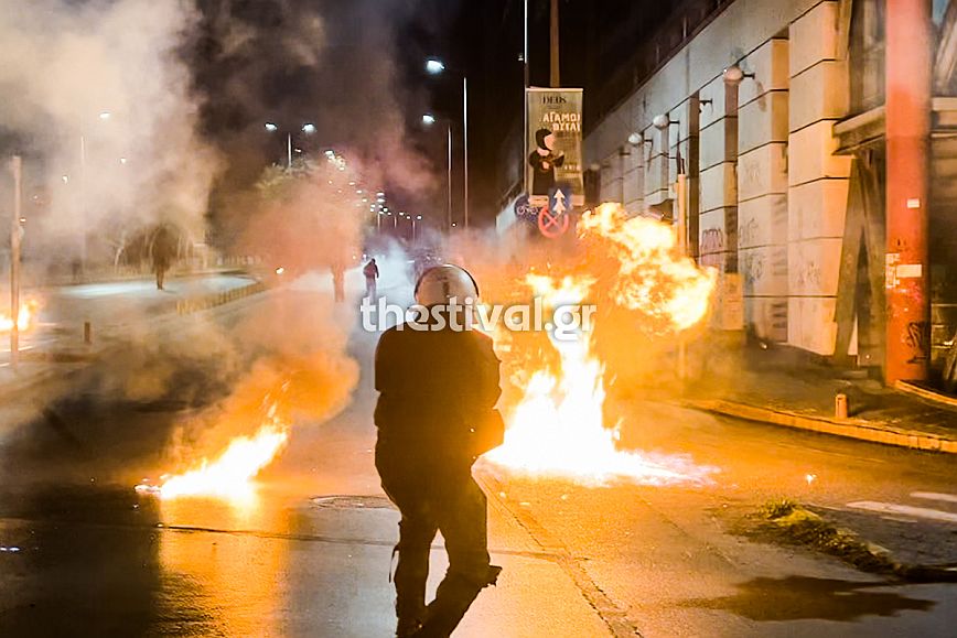 Σοβαρά επεισόδια στο ΑΠΘ – Κουκουλοφόροι έριξαν μολότοφ κι έκαψαν οχήματα