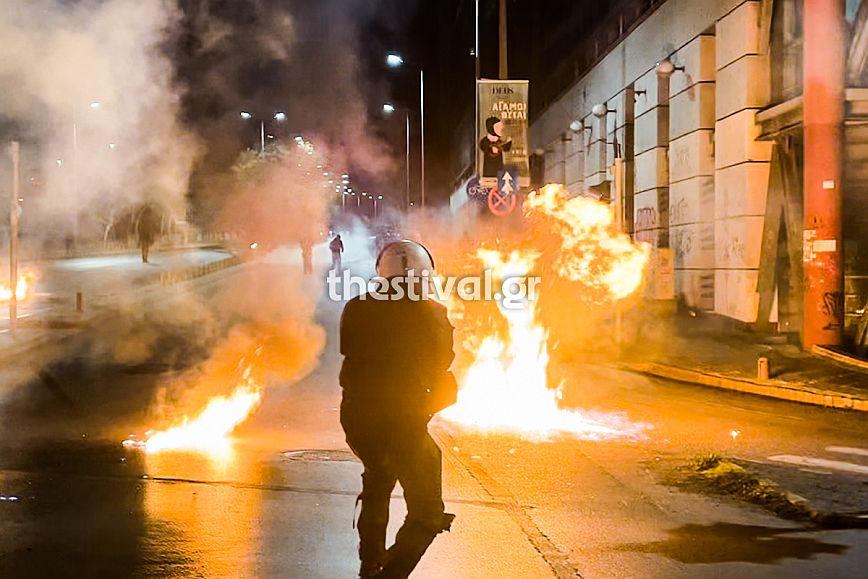 Σοβαρά επεισόδια στο ΑΠΘ &#8211; Κουκουλοφόροι έριξαν μολότοφ κι έκαψαν οχήματα