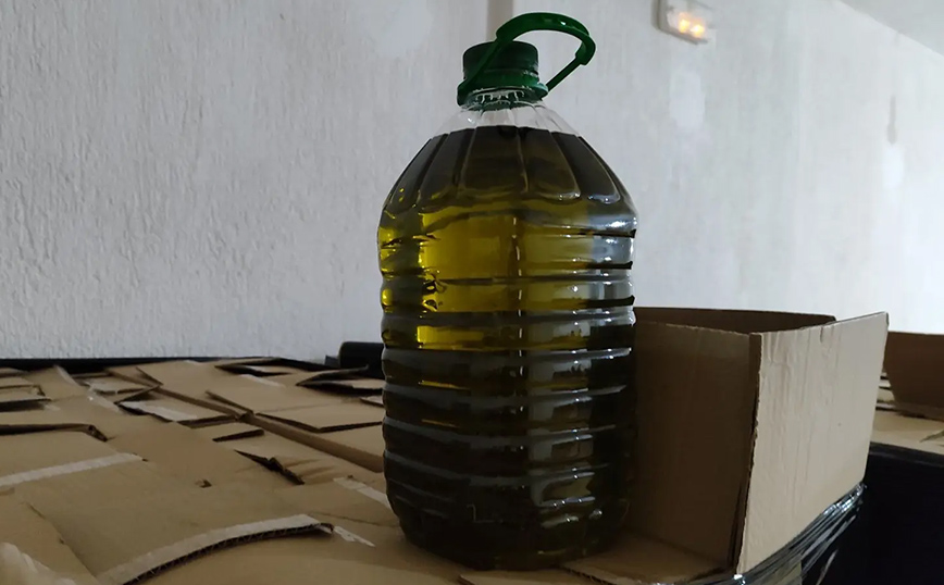 Έβαζε άγνωστη ουσία σε ηλιέλαιο και το πουλούσε ως ελαιόλαδο – Χειροπέδες σε 48χρονο στην Αττική
