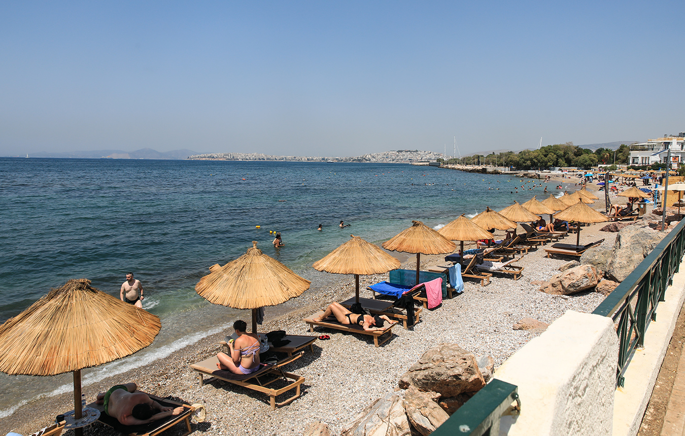 Πρόστιμα με το κυβικό και το μέτρο σε όσους «κλείνουν» τις παραλίες