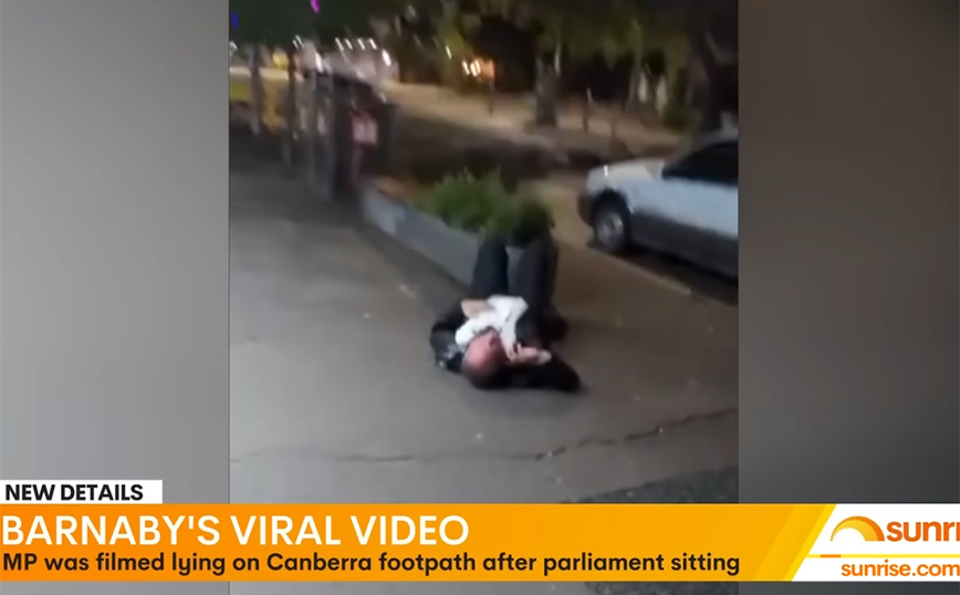 Σάλος με τον πρώην αναπληρωτή πρωθυπουργό της Αυστραλίας &#8211; Βίντεο τον δείχνει μεθυσμένο στο έδαφος να παραμιλάει