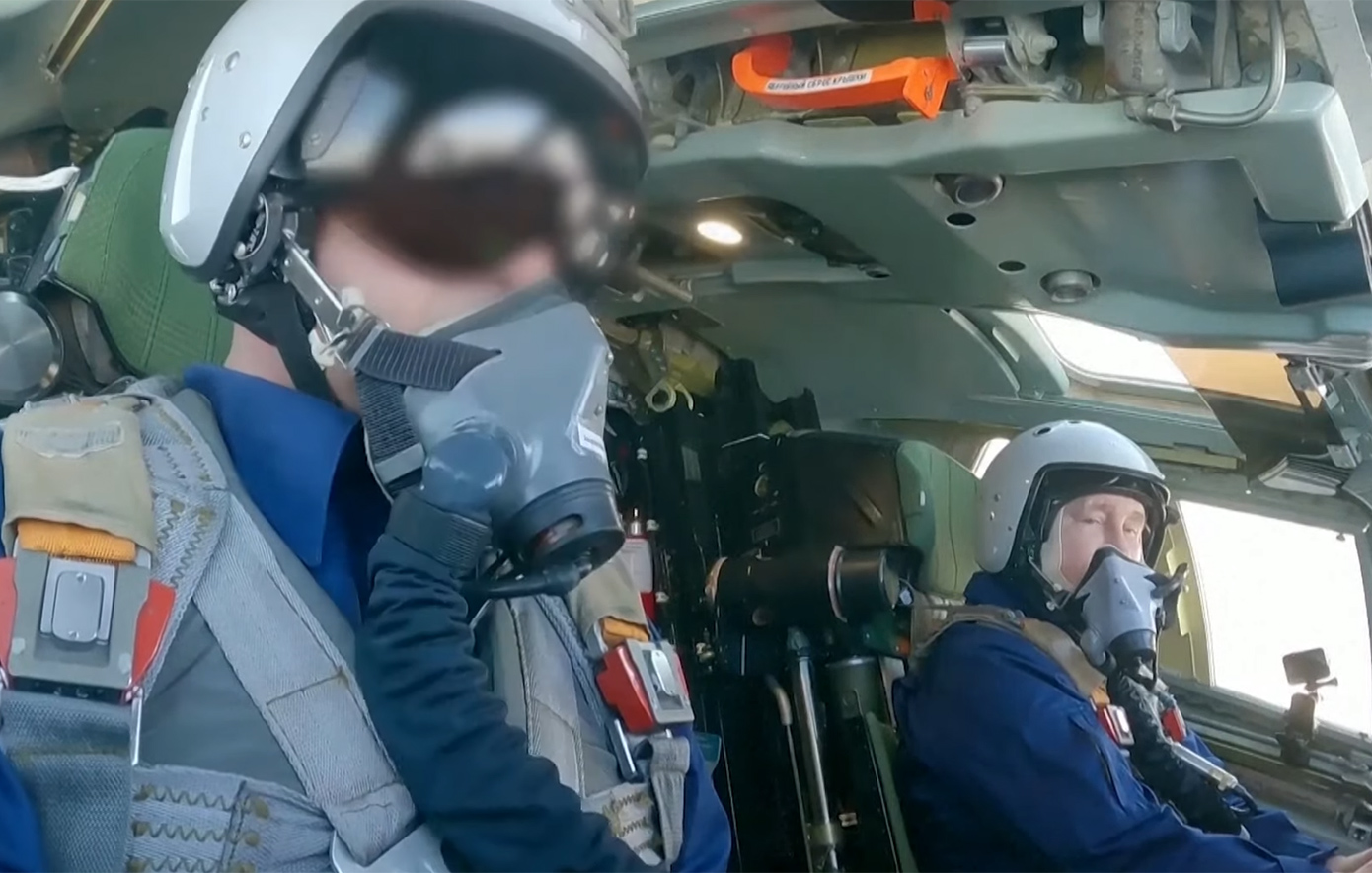 Σε ρόλο «Top Gun» ο Πούτιν – Από τη θέση του συγκυβερνήτη έστειλε μήνυμα στο εσωτερικό της Ρωσίας αλλά και στη Δύση