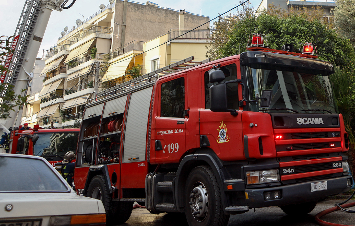 Ένας νεκρός από την φωτιά που ξέσπασε σε ξενοδοχείο στη Λιοσίων &#8211; Απεγκλωβίστηκαν 4 άτομα