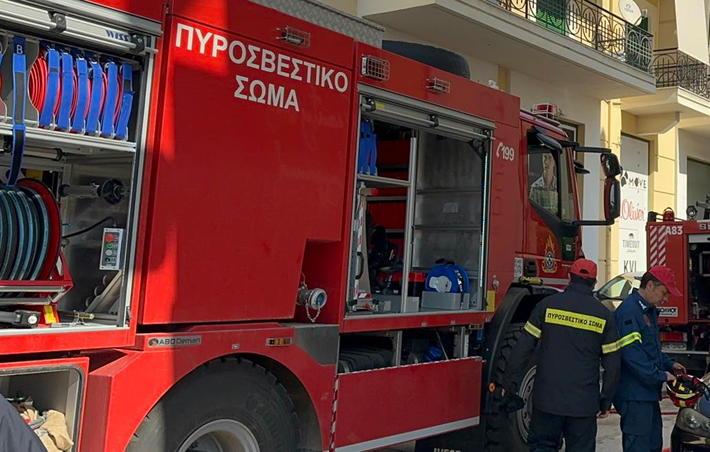 Απεγκλωβίστηκαν δύο γυναίκες από φλεγόμενο διαμέρισμα στη Νέα Ιωνία – Επιχειρεί και το ειδικό βραχιονοφόρο όχημα