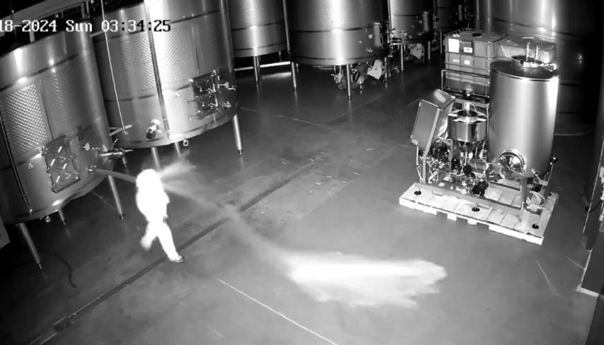 Σαμποτάζ σε οινοποιείο στην Ισπανία, «χάθηκαν» 60.000 τόνοι πανάκριβου κρασιού – Το βίντεο με τις κινήσεις του δράστη