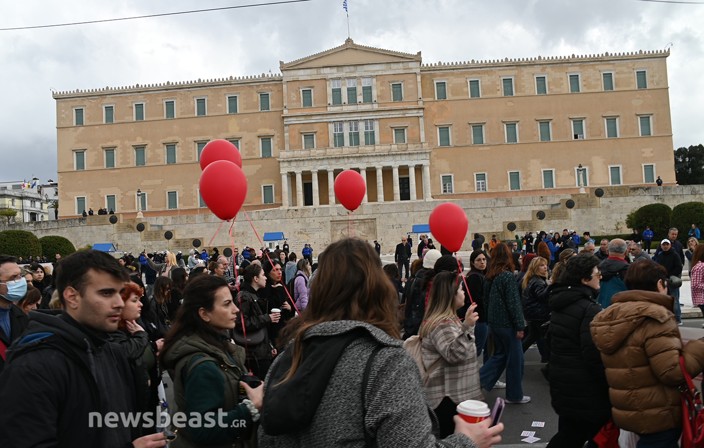 Πορείες με κόκκινα μπαλόνια για τα Τέμπη, τουλάχιστον 20.000 στους δρόμους – Απροσπέλαστο το κέντρο της Αθήνας