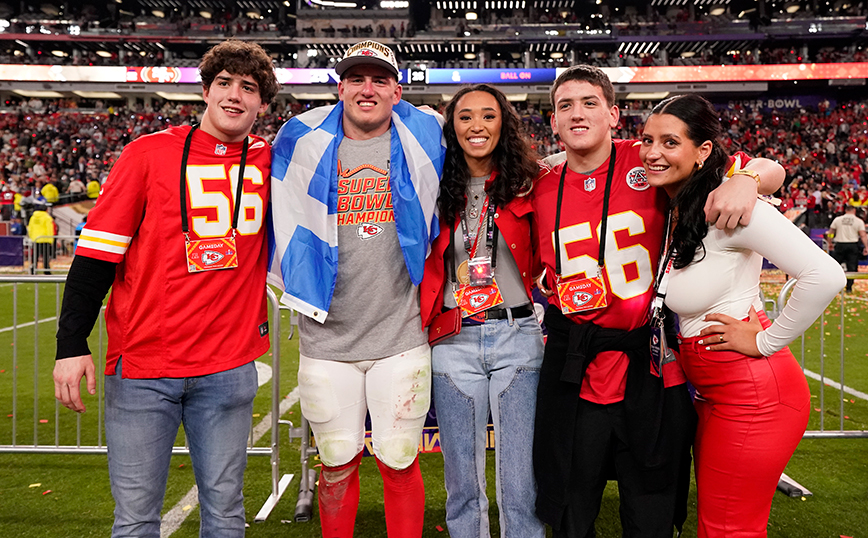 Ο Γιώργος Καρλαύτης πανηγύρισε το Super Bowl με την ελληνική σημαία