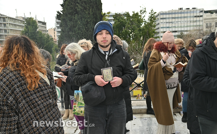 Με θυμιατά, εικόνες και ψαλμωδίες ομάδα Χριστιανών έξω από τη Βουλή διαμαρτύρεται για το νομοσχέδιο για τα ομόφυλα ζευγάρια