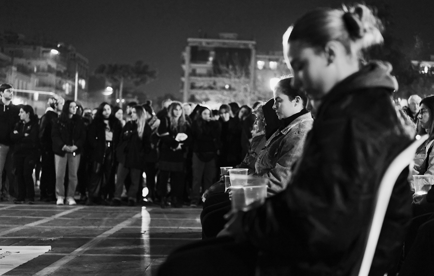 Θεσσαλονίκη: Ολοκληρώθηκε η βραδινή πορεία για τον ένα χρόνο από τα Τέμπη &#8211; Λουλούδια, σημειώματα και κεράκια για τα θύματα