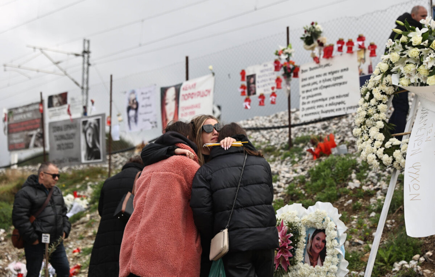 Θρήνος στο μνημόσυνο για τα 57 θύματα στα Τέμπη – Στο σημείο της τραγωδίας οι συγγενείς