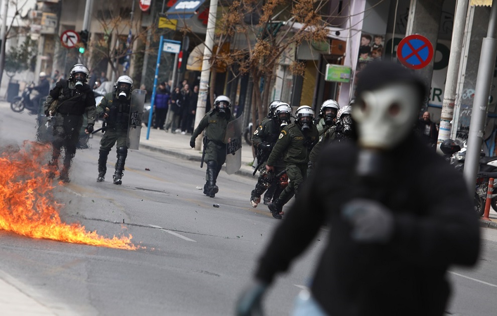 Θεσσαλονίκη: Δύο σακίδια με 16 μολότοφ βρέθηκαν εντός του ΑΠΘ στα επεισόδια μετά την πορεία για τα Τέμπη