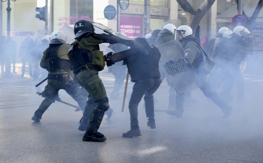 Επεισόδια έξω από το ΑΠΘ με φοιτητές και αστυνομία – Κυνηγητό στους χώρους του πανεπιστημίου