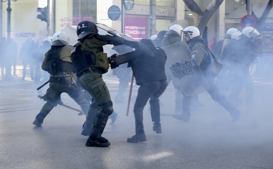 Επεισόδια έξω από το ΑΠΘ με φοιτητές και αστυνομία &#8211; Κυνηγητό στους χώρους του πανεπιστημίου