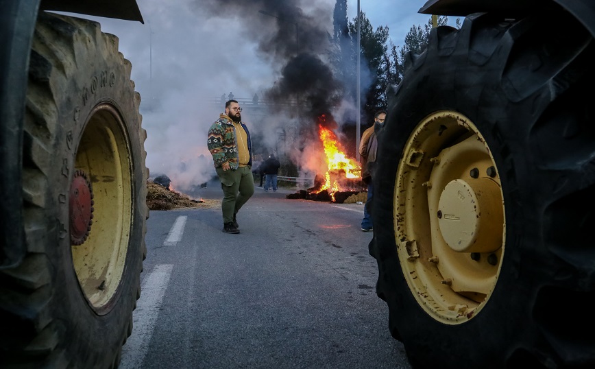 «Τρέχει» η διορία των αγροτών στην κυβέρνηση για μέτρα: Συντονίζονται τα κλεισίματα των Εθνικών Οδών από τα μπλόκα