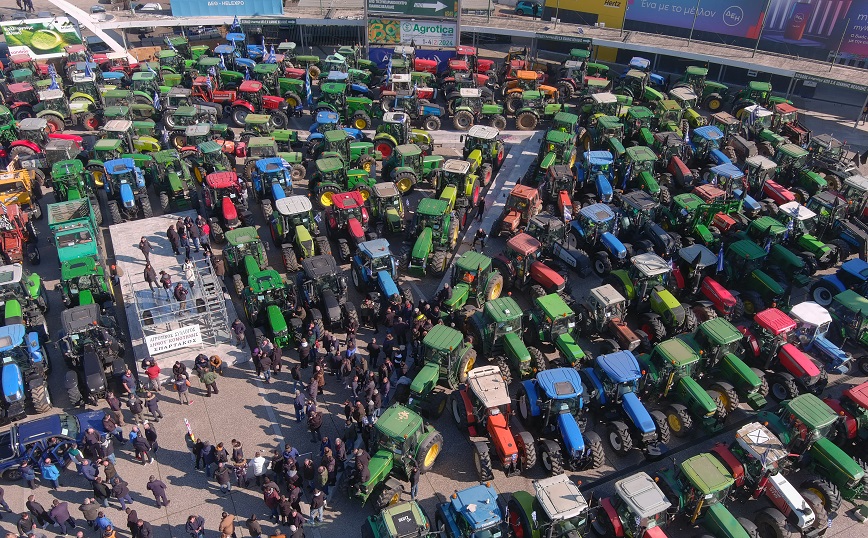 Κλιμακώνουν και ετοιμάζονται για μεγαλύτερα μπλόκα οι αγρότες από Δευτέρα – Δεν τους ικανοποίησαν οι εξαγγελίες Μητσοτάκη