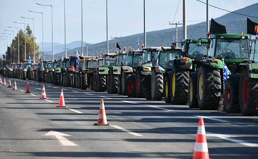 Οι αγρότες αποφασίζουν σήμερα στη Νίκαια – Οι δύο τάσεις στα μπλόκα, προτάσεις και για κάθοδο με τρακτέρ στην Αθήνα