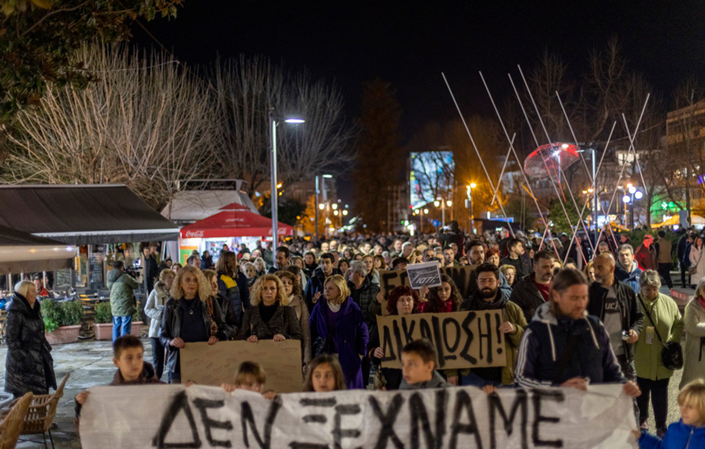 Τρίκαλα: Πλήθος κόσμου τίμησε τη μνήμη των διδύμων και της ξαδέρφης τους που σκοτώθηκαν στα Τέμπη