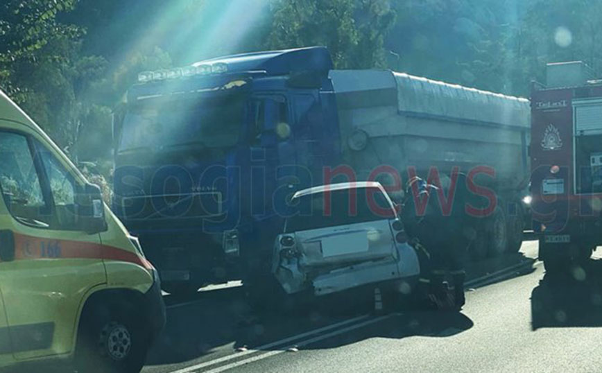 Κορωπί: Καραμπόλα τριών οχημάτων στην παραλιακή &#8211; Οδηγός εκσφενδονίστηκε από το παρμπρίζ