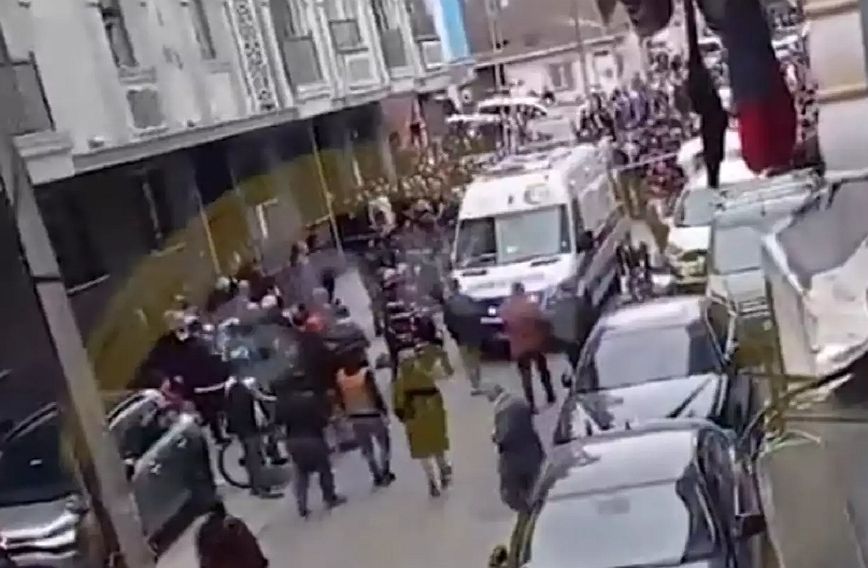 Έπίθεση ενόπλου σε συγκέντρωση υποψηφίου του Ερντογάν σε δήμο της Κωνσταντινούπολης &#8211; Τραυματίστηκε μια 22χρονη