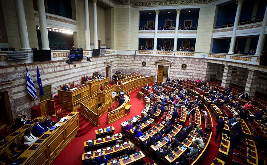Με 175 «ναι» πέρασε τελικά το νομοσχέδιο για τον γάμο των ομόφυλων ζευγαριών