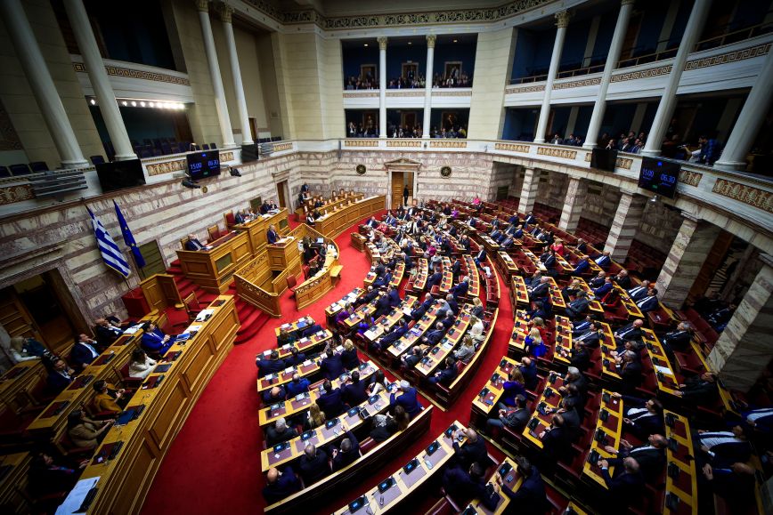 Τα «όχι» και οι απόντες από ΝΔ, ΣΥΡΙΖΑ, ΠΑΣΟΚ, Νέα Αριστερά στην ψηφοφορία για τα ομόφυλα ζευγάρια