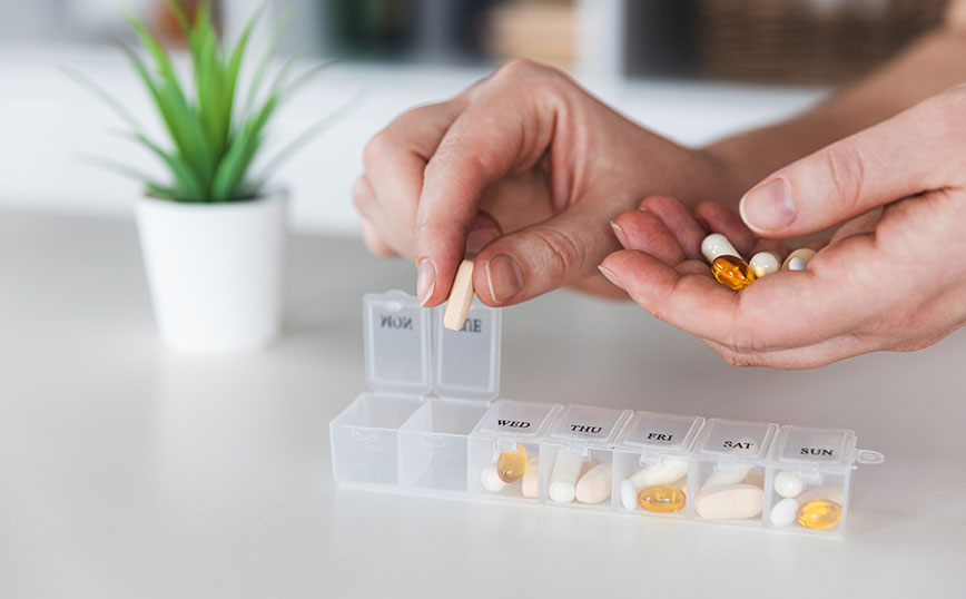 Γυναίκα χωρίζει τα χάπια της εβδομάδας Γυναίκα χωρίζει τα χάπια της εβδομάδας