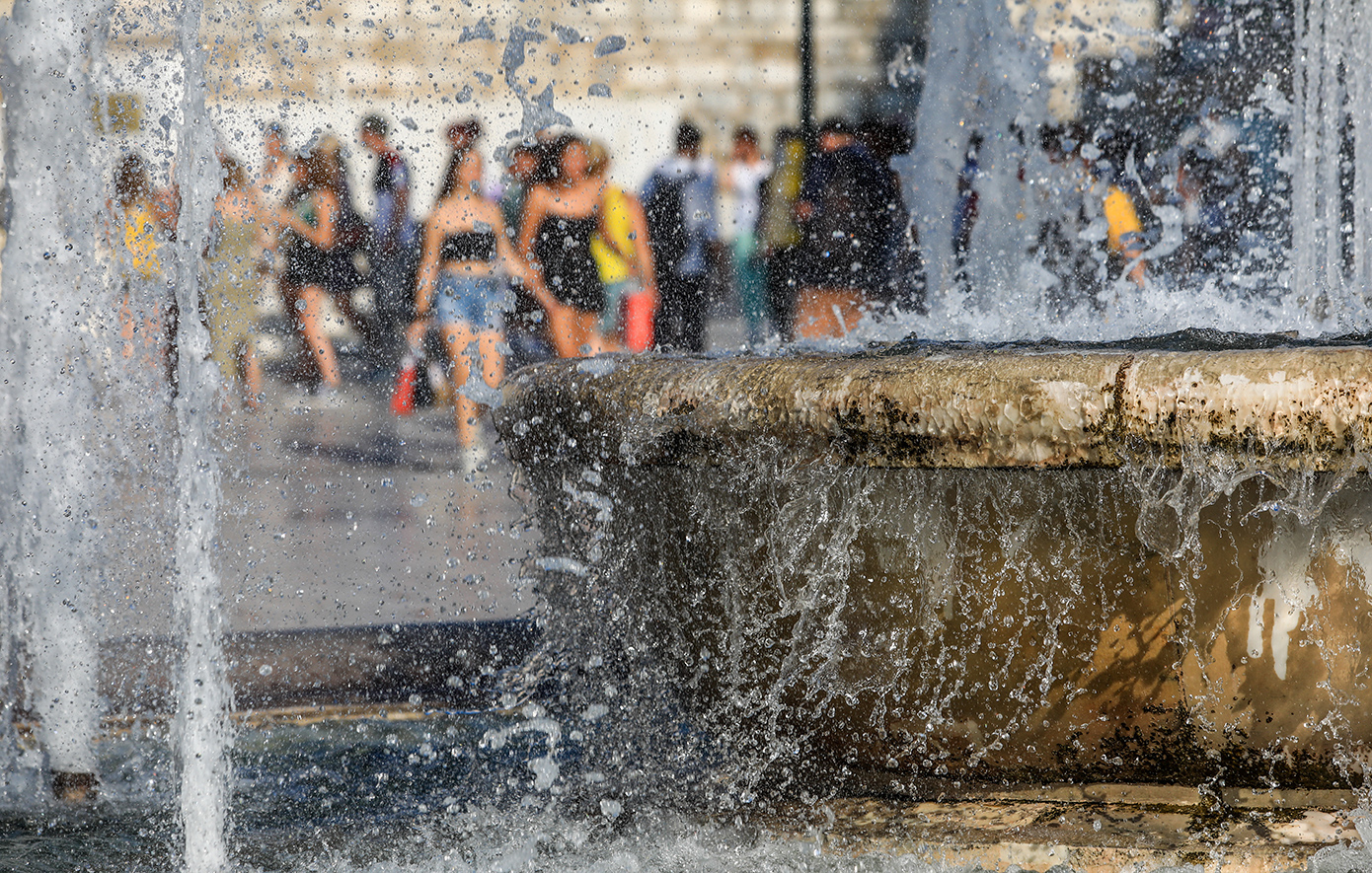 SOS λόγω καύσωνα: «Ελαφρά γεύματα, πολύ νερό και δροσερά ντους» &#8211; Ποιοι κινδυνεύουν περισσότερο
