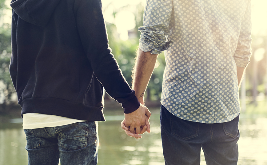 Γκέι ζευγάρι κρατάει χέρια Γκέι ζευγάρι κρατάει χέρια