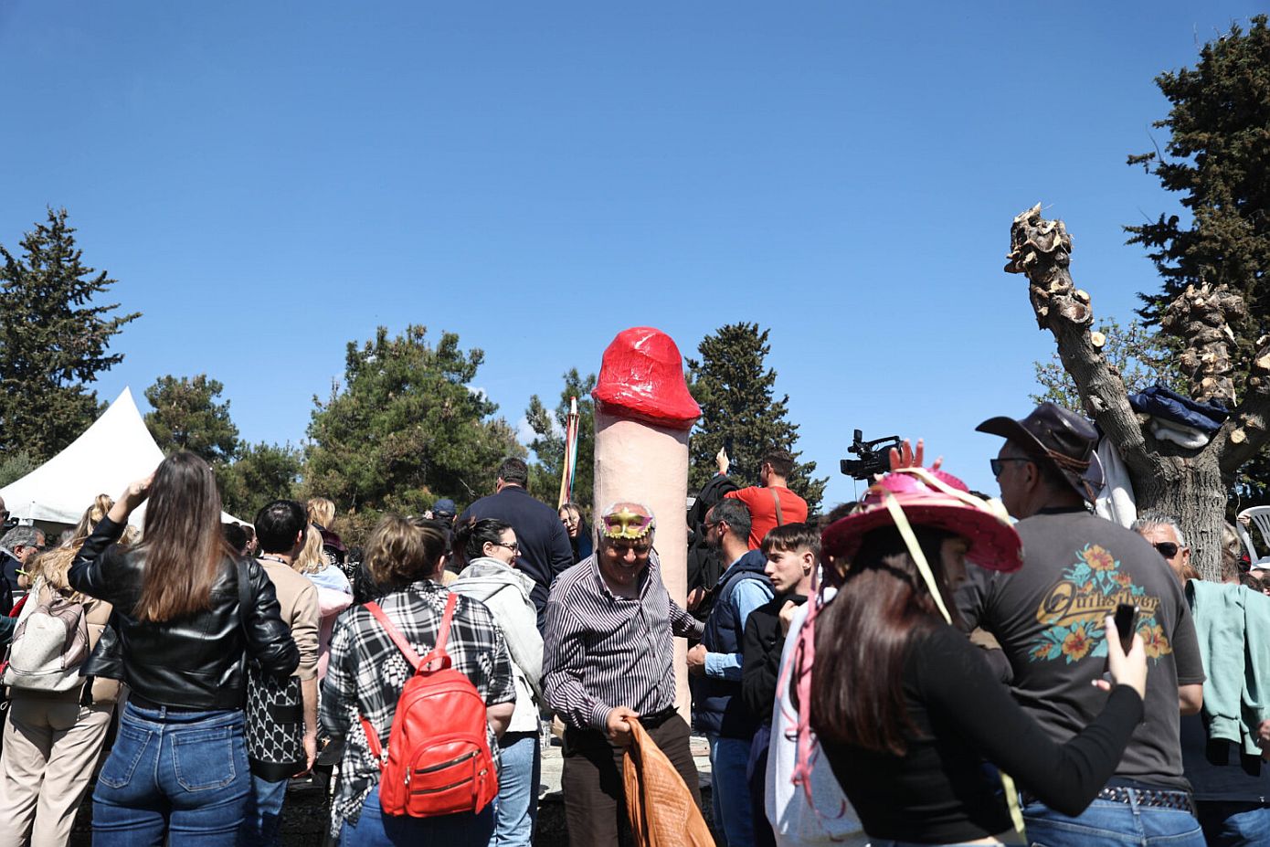 Αναβίωσε το Μπουρανί στον Τύρναβο με κέφι, πειράγματα και τεράστιους φαλλούς