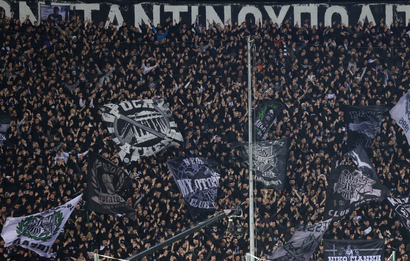 Γαλατασαράι – ΠΑΟΚ: Πήραν τις σημαίες της Ελλάδας και της Μακεδονίας οι Τούρκοι αστυνομικοί