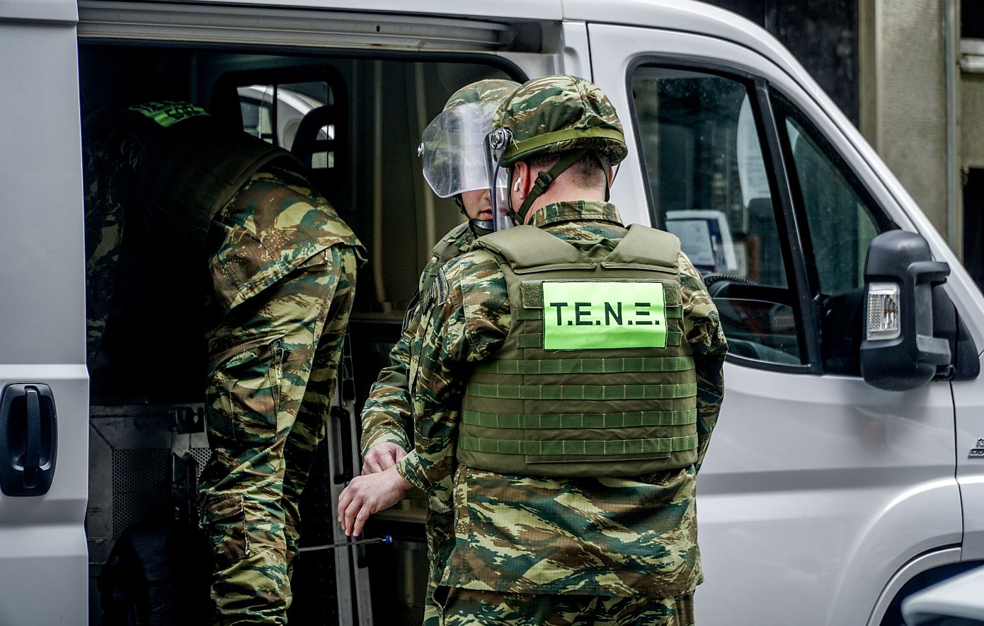 Απομακρύνθηκαν οι χειροβομβίδες από το διαμέρισμα στη Σκουφά – Αποκαταστάθηκε η κυκλοφορία