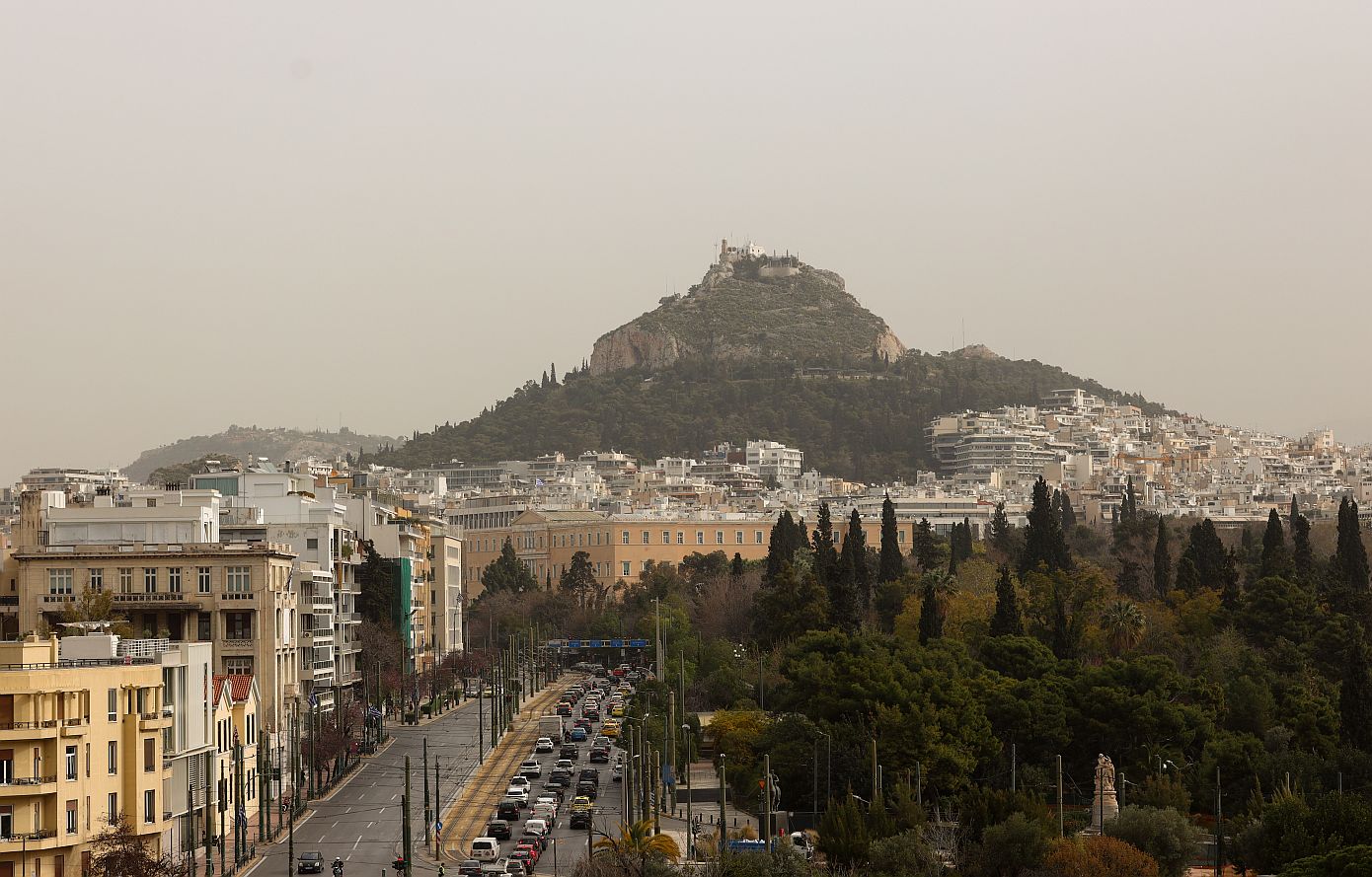 Αφρικανική σκόνη και υψηλές θερμοκρασίες έχουν δημιουργήσει ένα αποπνικτικό κοκτέιλ &#8211; Οι 8 περιοχές που έφτασαν 30 βαθμούς