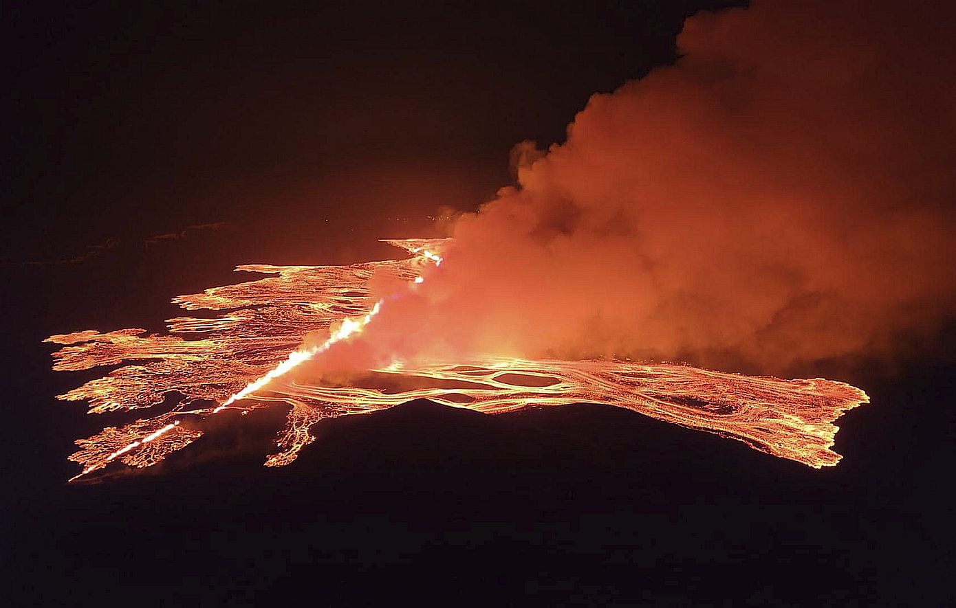 Εντυπωσιακές εικόνες από την Ισλανδία με τη νέα έκρηξη του ηφαιστείου Ρέικιανες