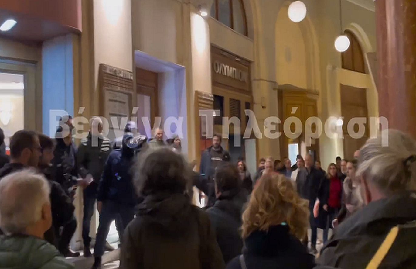 Βίντεο: Η στιγμή που αντιεξουσιαστής χτυπάει με κράνος αστυνομικό μπροστά στο Ολύμπιον στη Θεσσαλονίκη