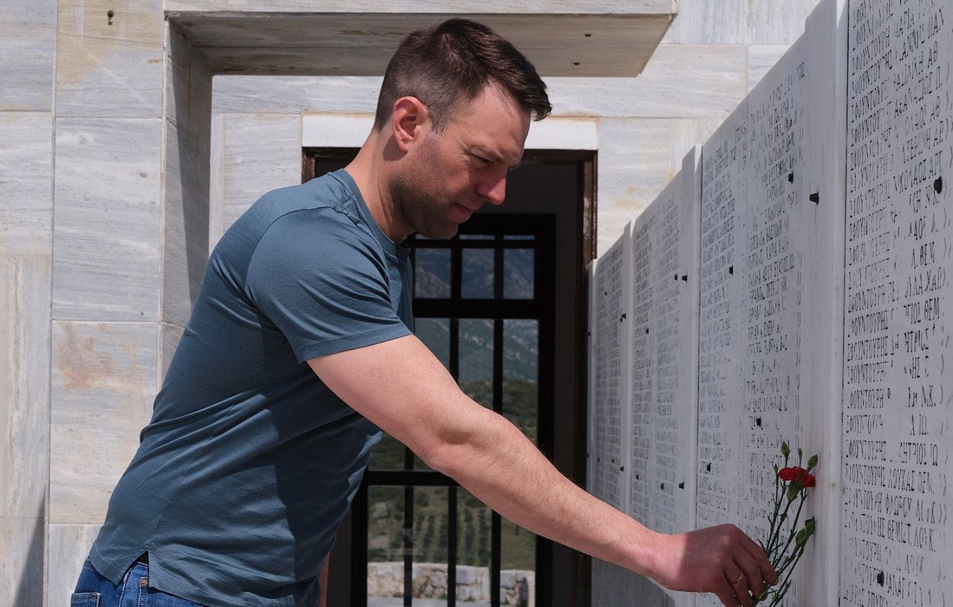 Η επίσκεψη του Στέφανου Κασσελάκη στο Δίστομο – «Σήμερα είμαι εξοδούχος στρατιώτης»