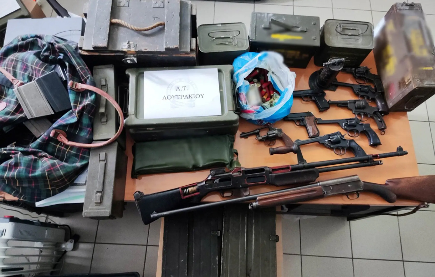 Πολεμικό τυφέκιο Browning, πιστόλια CZ και Smith & Wesson και περισσότερες από 2.000 σφαίρες βρέθηκαν σε σπίτι στο Λουτράκι