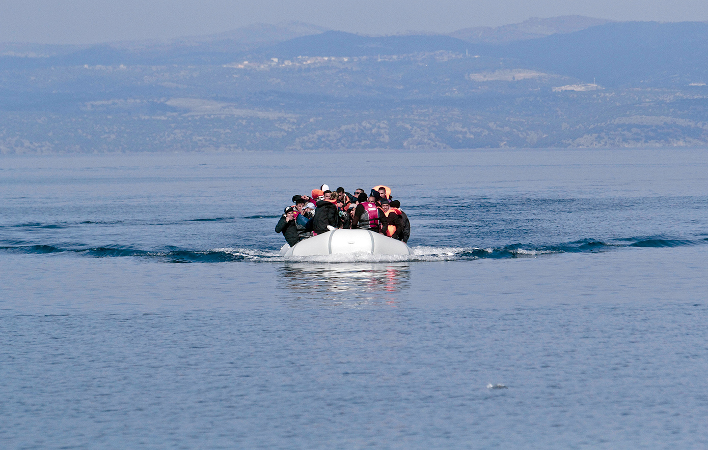 Τουλάχιστον πέντε μετανάστες έχασαν τη ζωή τους στην προσπάθειά τους να διαπλεύσουν τη Μάγχη